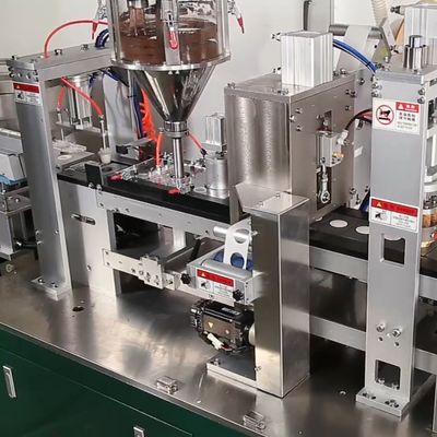 0.6Mpa luchtdruk Strenglijn koffiecapsule vulmachine met swing-outputarm